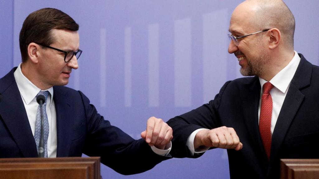 Mateusz Morawiecki con el primer ministro de Ucrania, Denys Shmygal, antes de verse con el presidente Zelenski.