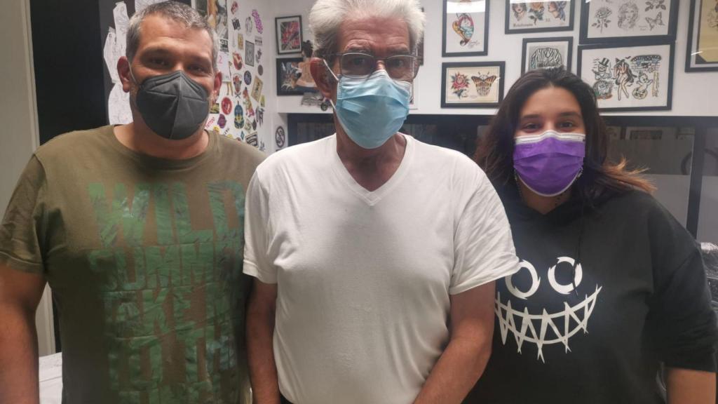 La familia coruñesa que se ha tatuado la Torre de Hércules