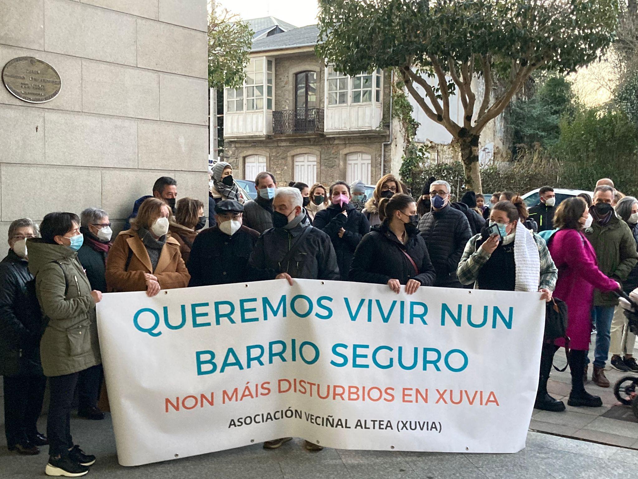 Vecinos frente al ayuntamiento, el pasado jueves. Foto: AVV Altea Xuvia.