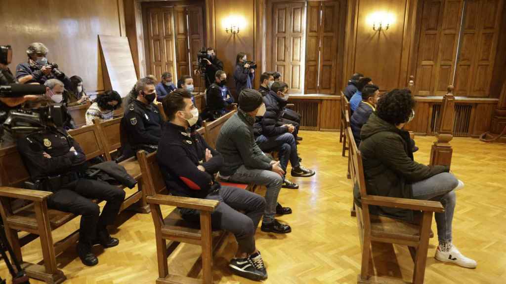 Juicio contra siete acusados de transportar más de 3.000 kilos de cocaína en un ‘narcosubmarino’ que acabó hundido en la ría de Aldán, en Cangas.