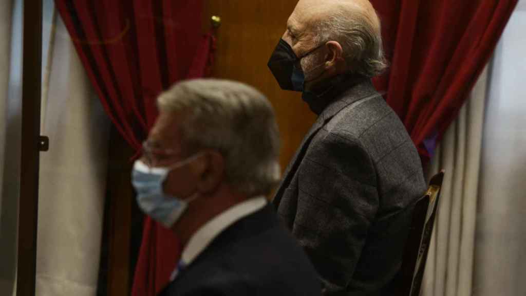 El exedil de Urbanismo Ricardo Campo (i), y el ex alcalde de Ourense del Grupo Popular Manuel Cabezas (d), durante la celebración del juicio por prevaricación y malversación en la Audiencia Provincial de Ourense.