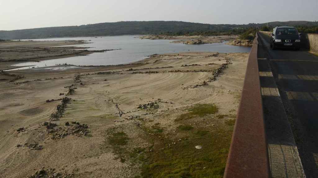 Vista general sobre el estado del embalse de Salas en la cuenca Miño-Sil, a 24 de agosto de 2021, en Galicia, (España).