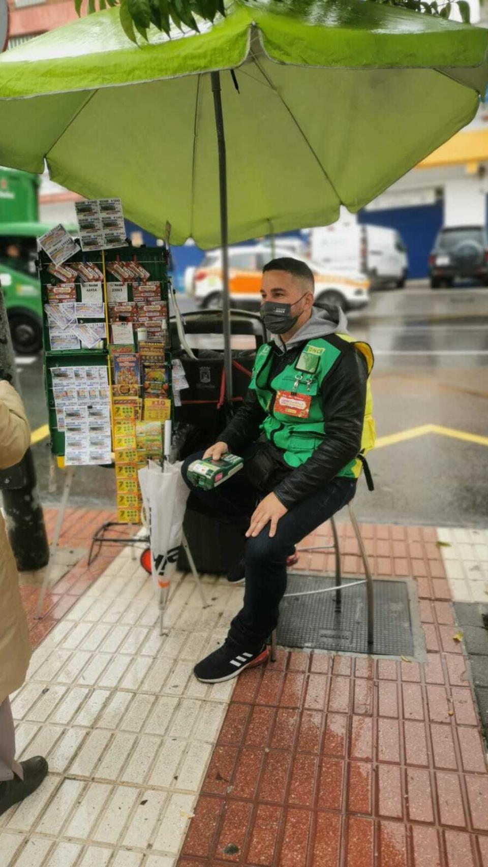Juanma en su puesto de venta.