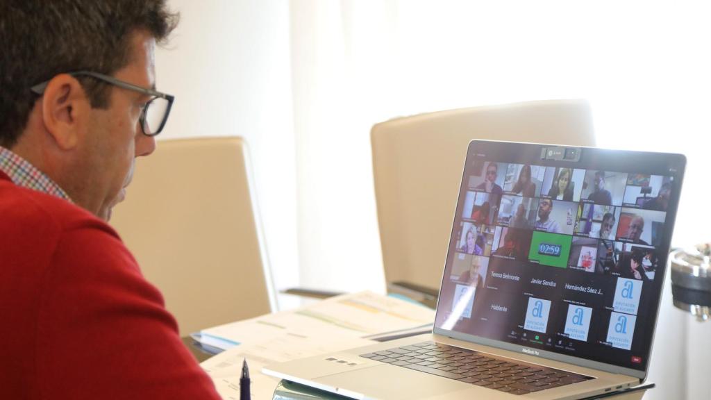 El presidente de la Diputación de Alicante, Carlos Mazón, en el pleno.