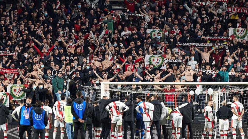 Los jugadores del Rayo Vallecano celebran la victoria con los aficionados en el fondo
