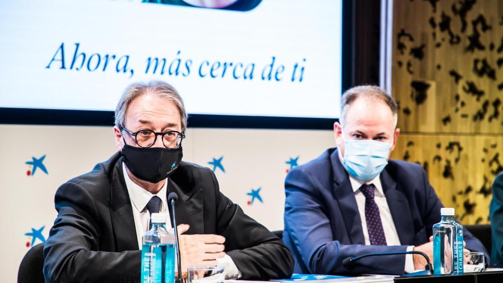 El subdirector general de la Fundación ”la Caixa”, Marc Simón, y el director general de la Asociación Española de Fundaciones, Silverio Agea, han presentado en CaixaForum Madrid el nuevo modelo de convocatorias.