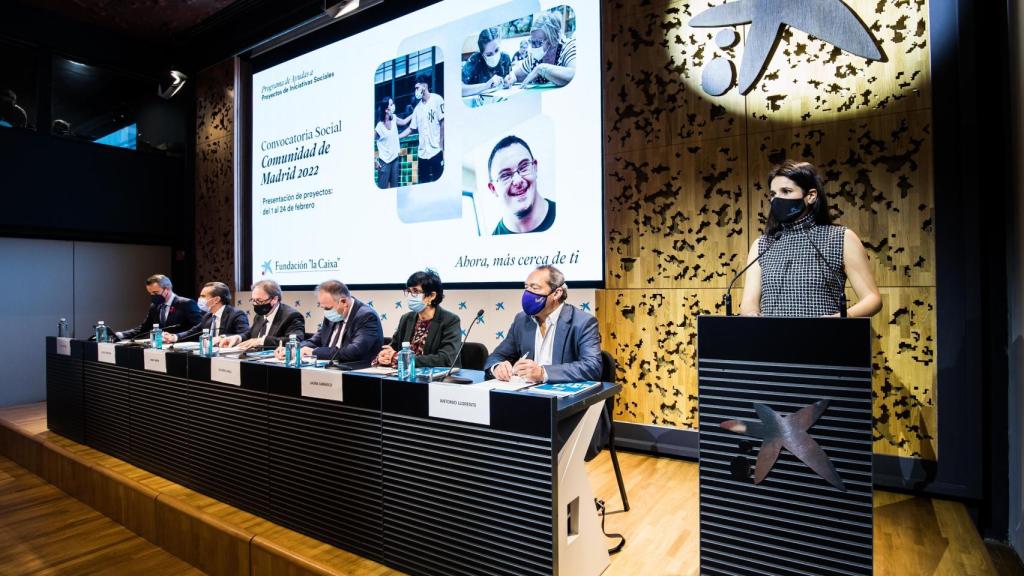 De izquierda a derecha: el director territorial de CaixaBank en Madrid Sur, Juan Luis Vidal; el director territorial de CaixaBank en Madrid Metropolitana, Rafael Herrador; el subdirector general de la Fundación ”la Caixa”, Marc Simón; el director general de la Asociación Española de Fundaciones, Silverio Agea; la directora de Asociación Parkinson Madrid, Laura Carrasco, y el director general de La Rueca Asociación, Antonio Llorente, han presentado en CaixaForum Madrid el nuevo modelo de convocatorias.