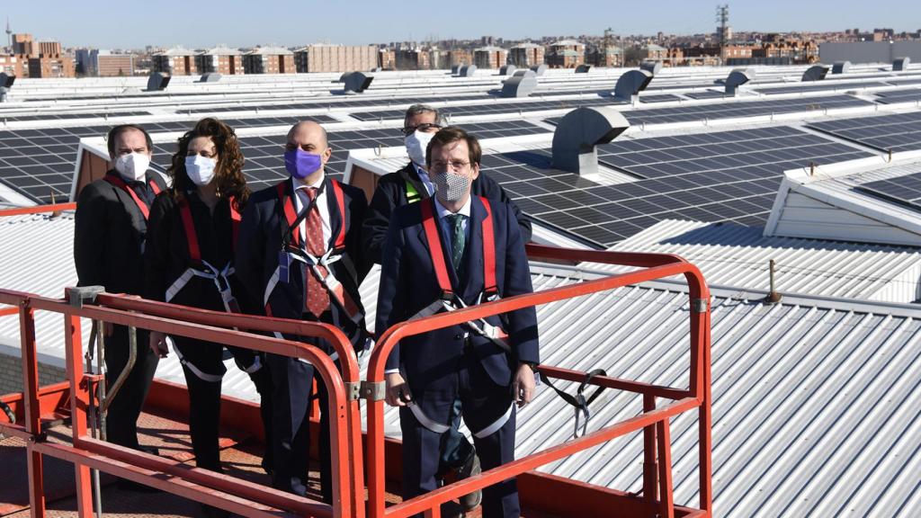 El alcalde Almeida comprobando la instalación realizada en la cubierta de la planta.