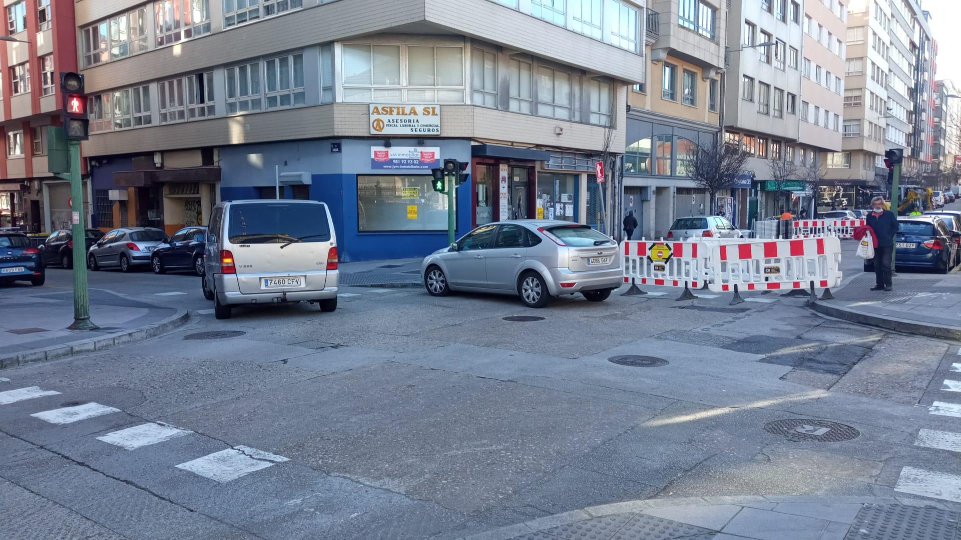 Tráfico cortado en Avenida de Os Mallos (Foto: Quincemil)
