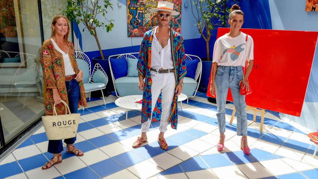 Fiona Ferrer junto a Aldo Comas y Macarena Gómez en la Galería Red en Palma en 2020.