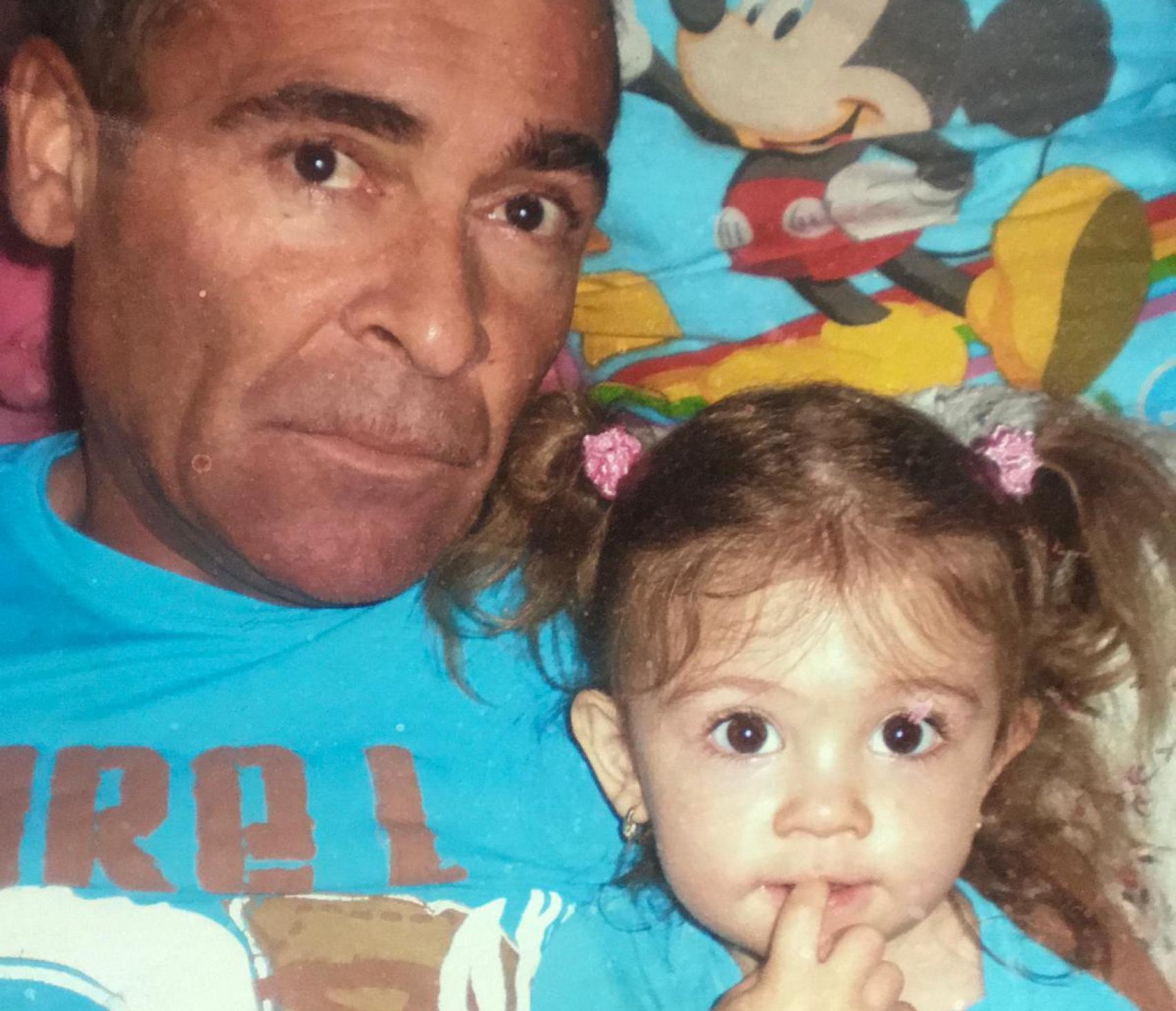 Antonio, en una foto con una de sus hijas.