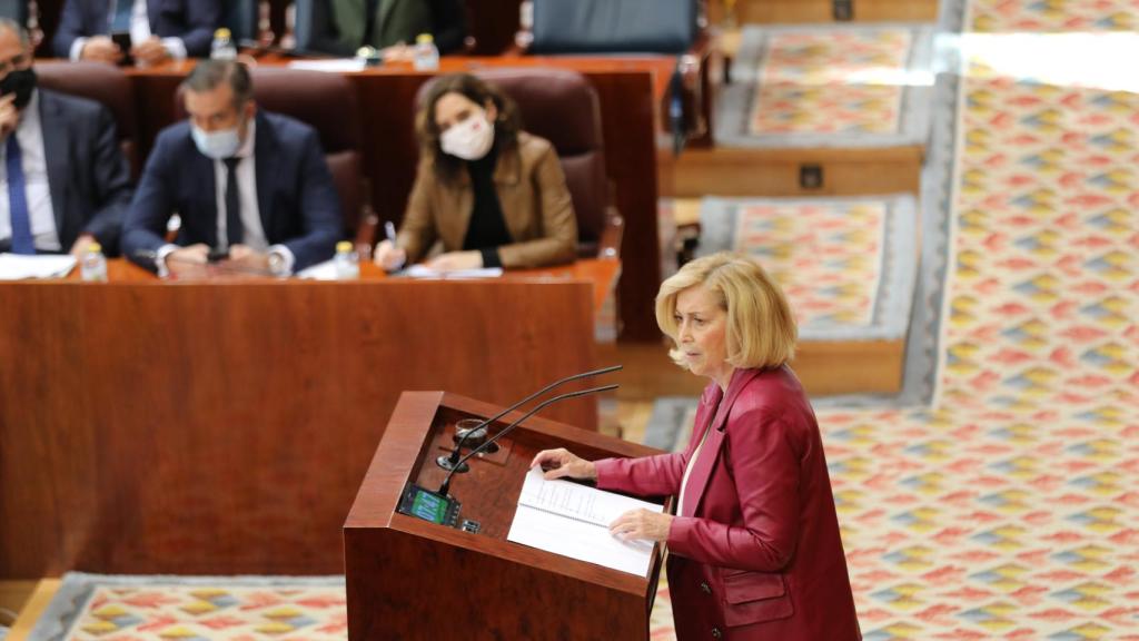 Concepción Dancausa interviene ante la mirada de la presidenta madrileña, Isabel Díaz Ayuso, en el pleno de este jueves.