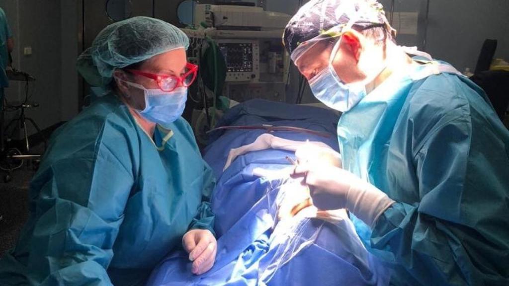 Calderon trabajando en quirófano.