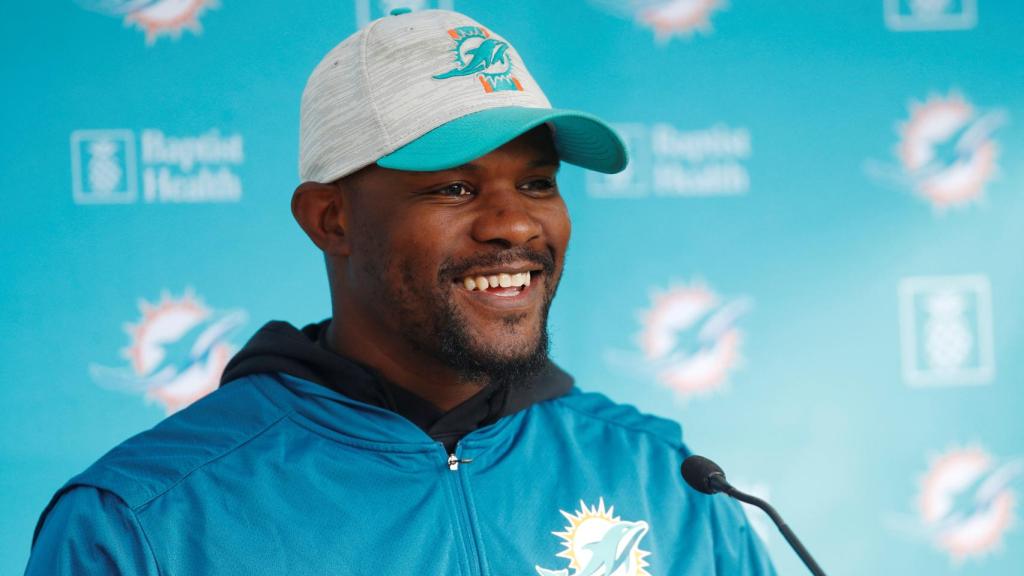 Brian Flores durante su etapa en los Miami Dolphins