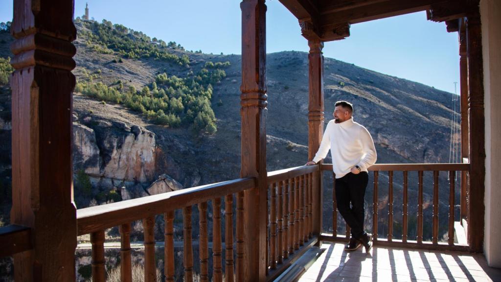 El chef Jesús Segura en las rehabilitadas balconadas de la Casa de la Sirena.