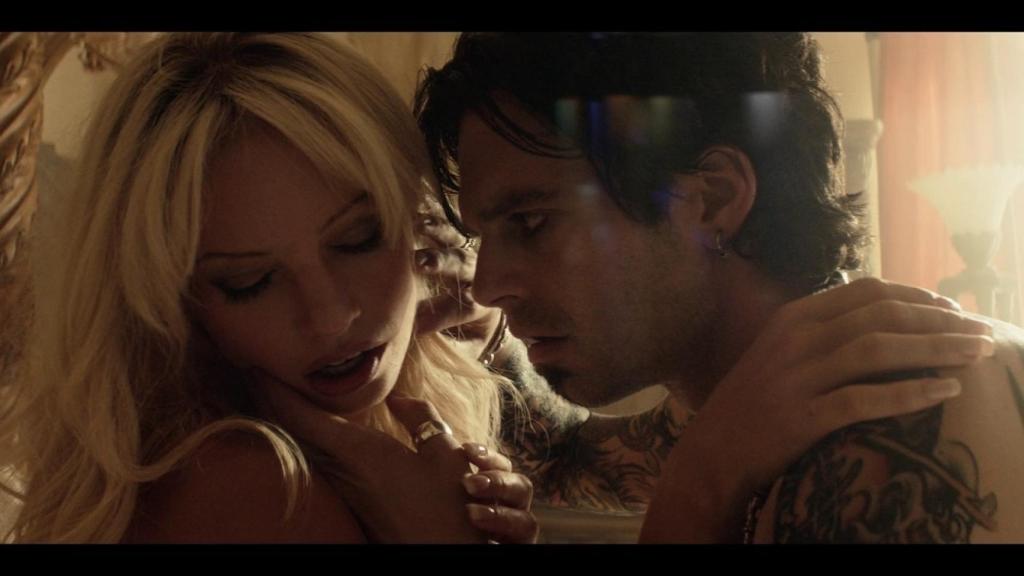 Es interesante es ver cómo se explota a conciencia la condición de voyeur del espectador