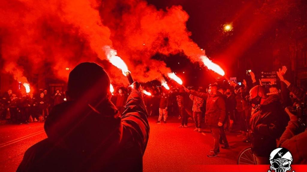 El grupo ultra Bukaneros, con bengalas.