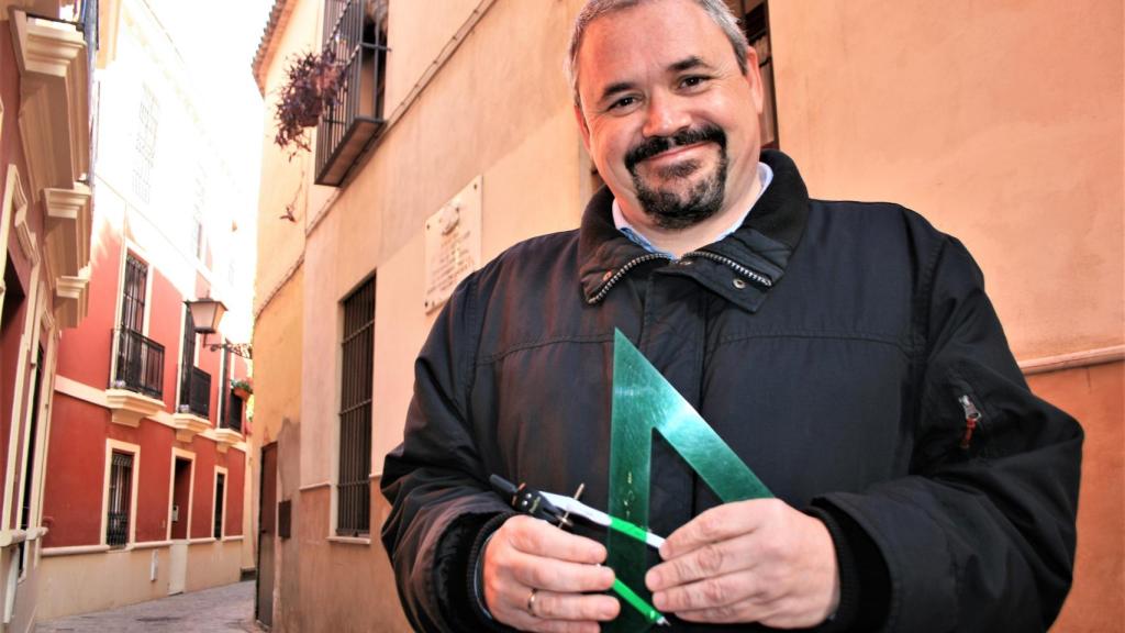 Antonio Hernández Espinal posa con un compás y una escuadra, objetos simbólicos de los masones, delante de la casa donde vivía y tenía su logia en Sevilla el presidente de la Segunda República Diego Martínez Barrio.