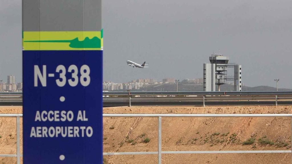 El 'boom' de los aparcamientos 'pirata' en el aeropuerto de El Altet: Parecen huertos de coches.