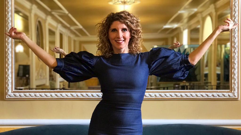 Asun Noales regresa al Principal con su reflexión sobre la vida y la muerte. Vestido de Victoriano Simón.