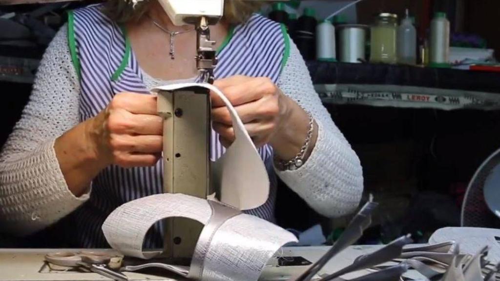 Una aparadora del calzado, en Elche.