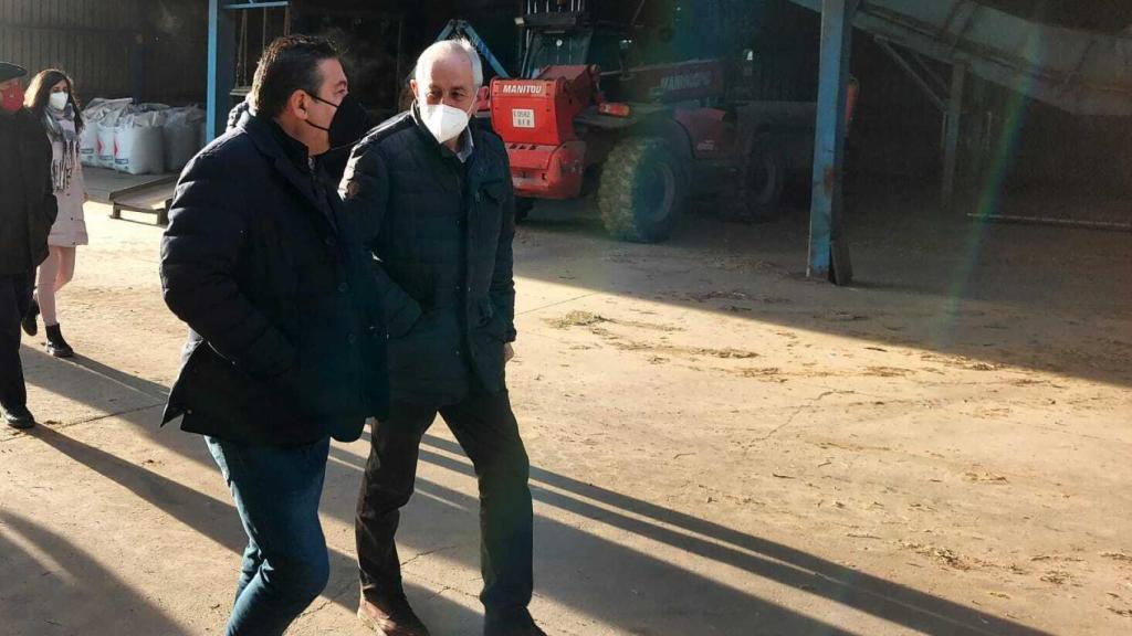 Luis Mariano Santos en su visita a la cooperativa UCOGAL