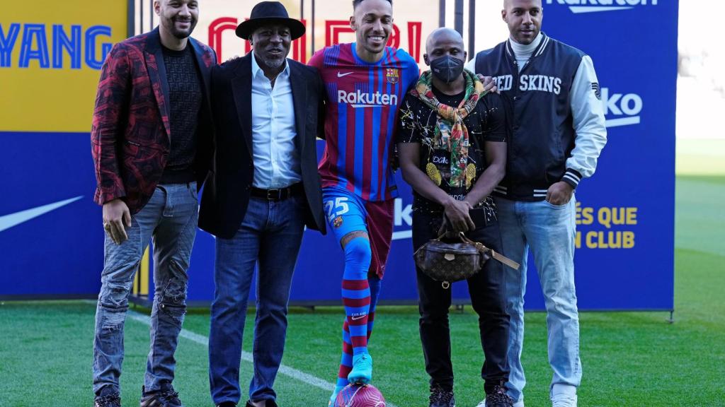 Pierre Emerick Aubameyang junto a un grupo de familiares en su presentación