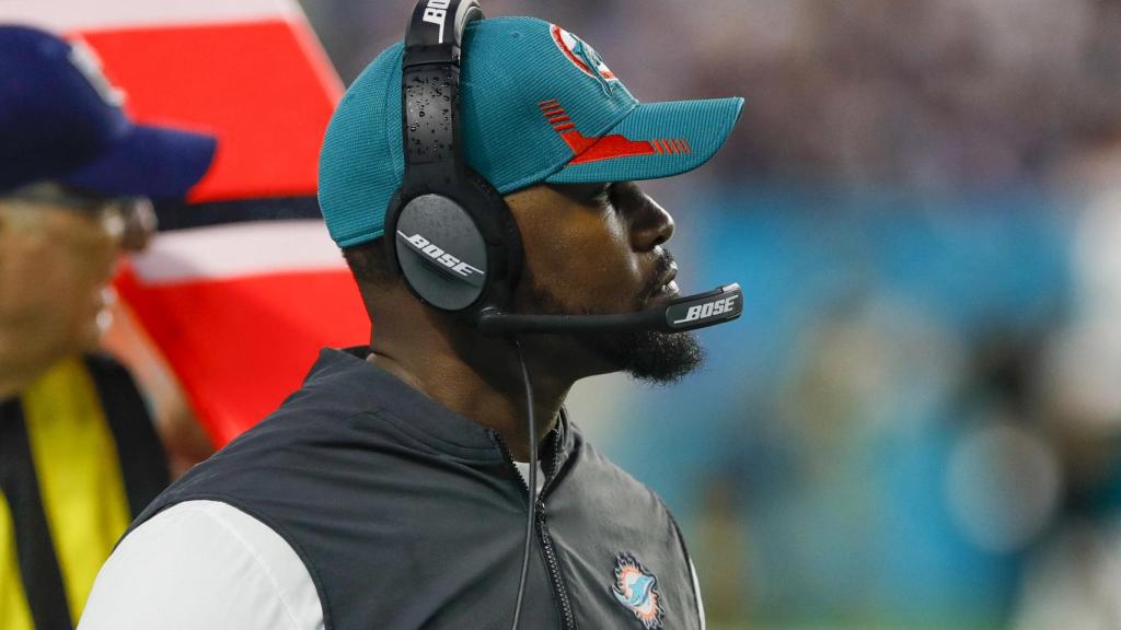 Brian Flores durante un partido dirigiendo a los Miami Dolphins