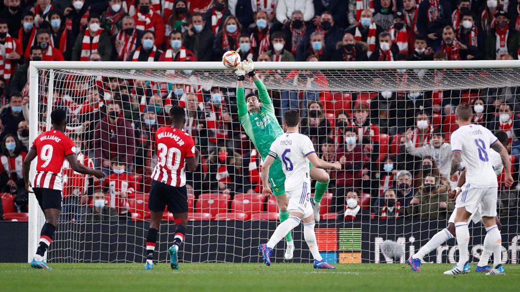 Thibaut Courtois despeja un balón con los puños