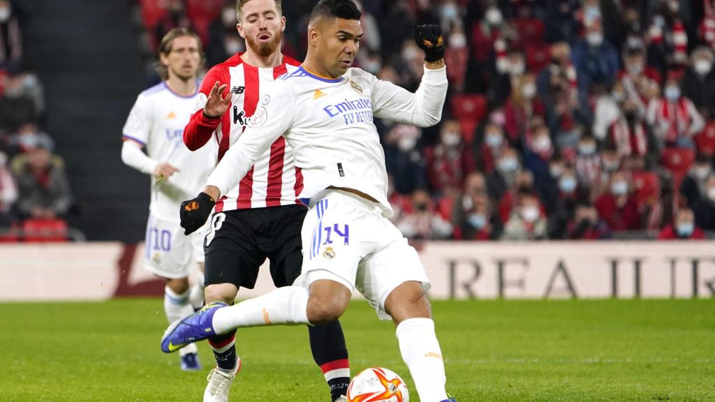 Casemiro despeja un balón presionado por Iker Muniain