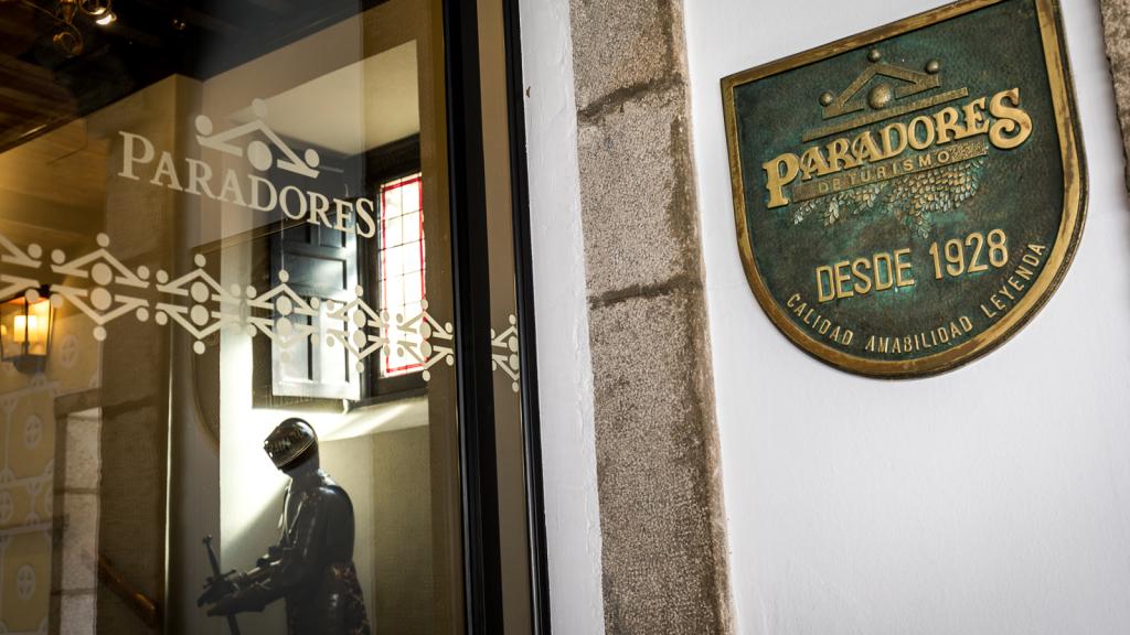 Imagen de la entrada de un parador.