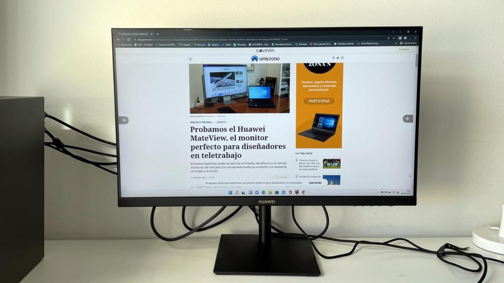 El monitor junto con el Huawei MateStation S.