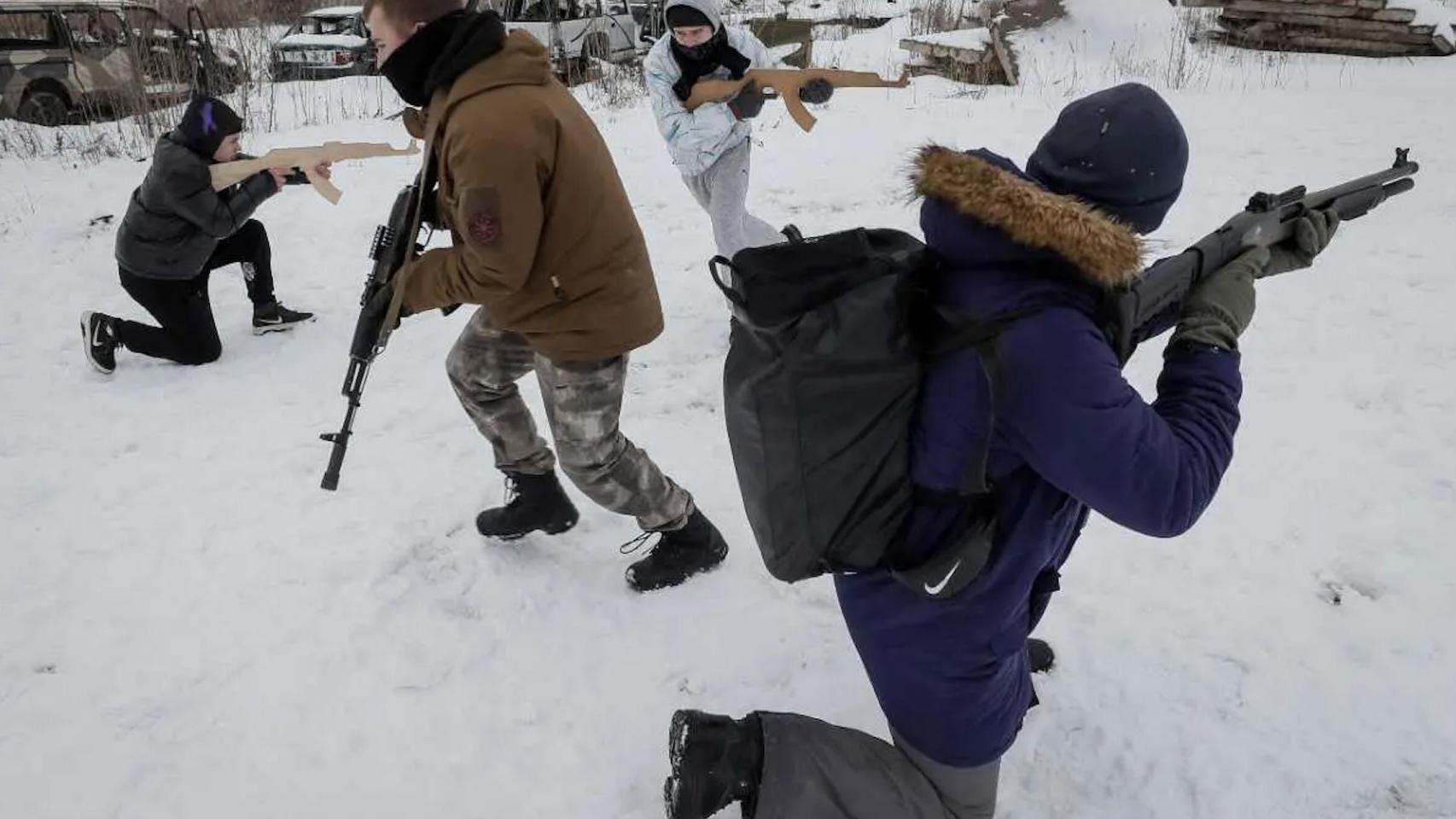 Entrenamiento de civiles ucranianos frente a los rumores de una posible invasión rusa.