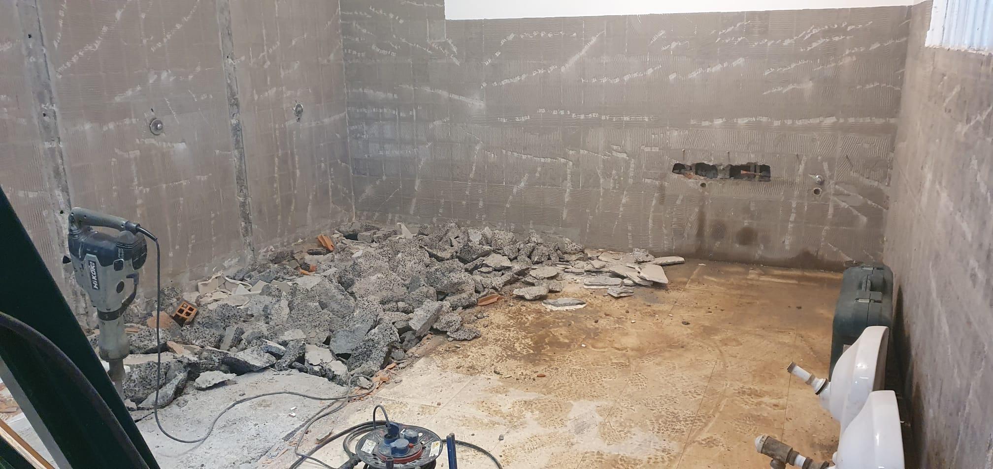 Obras en uno de los edificios de Lubre (Concello de Bergondo).