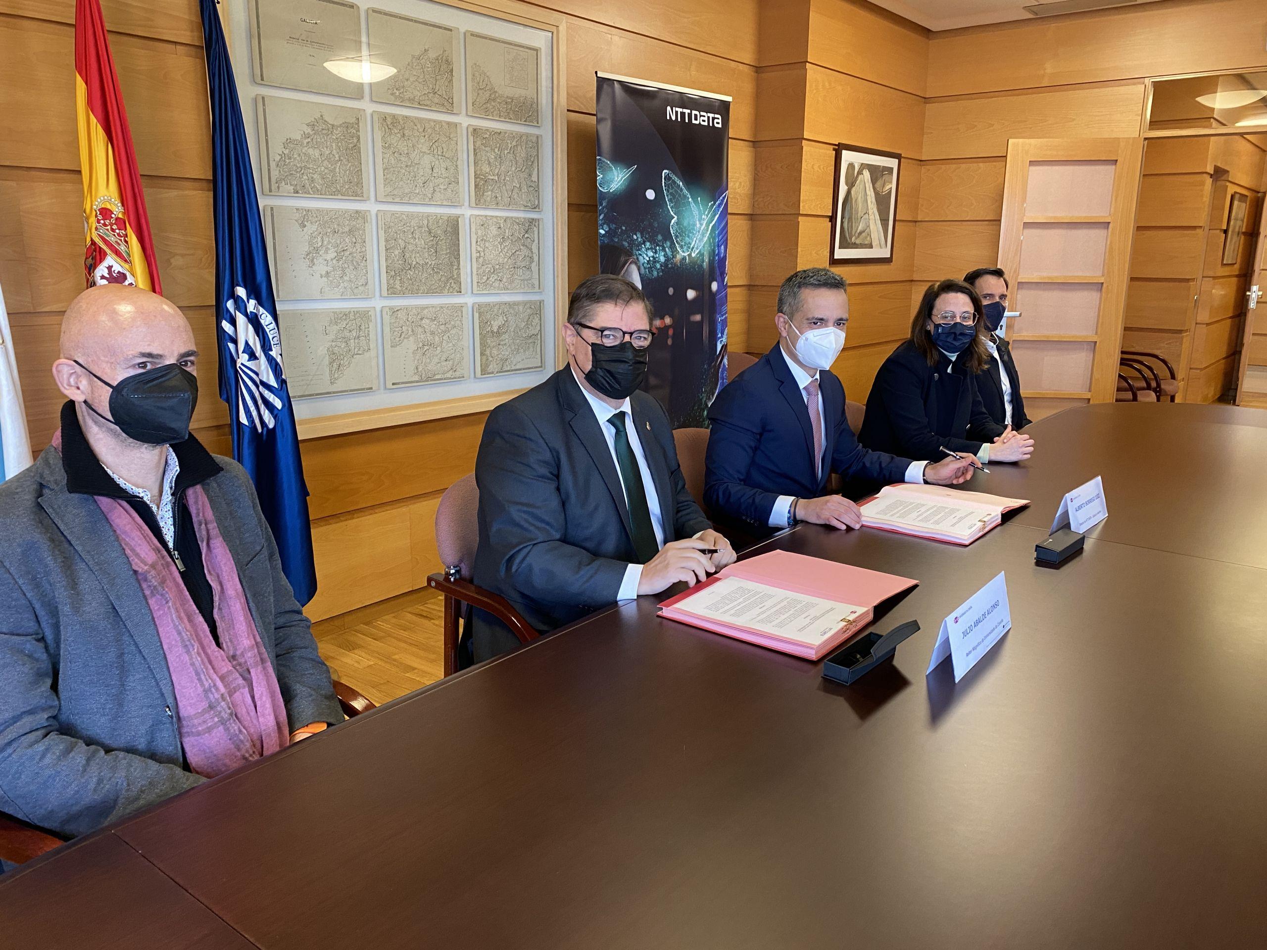 La firma del convenio entre la NTT DATA y la UDC.