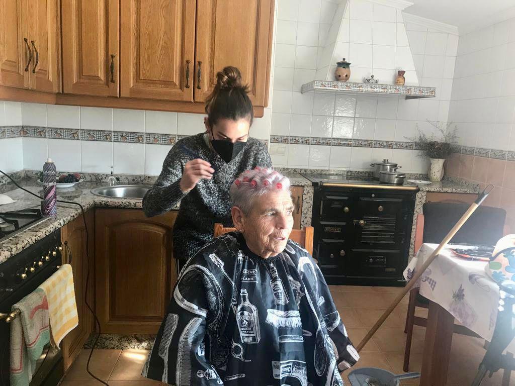 Zeltia Mateo con una de sus clientas (Foto: Cedida)