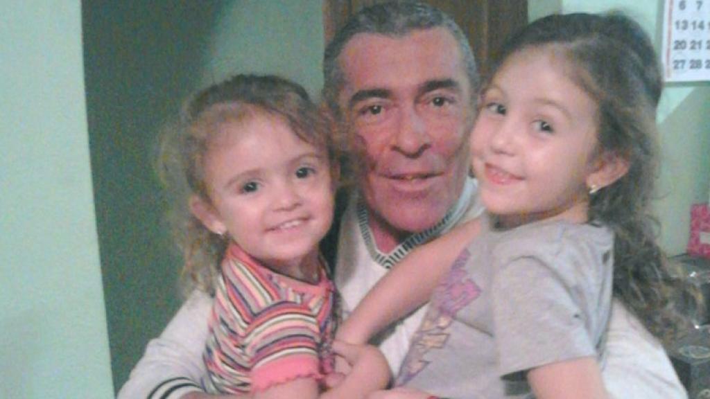 Antonio junto a sus dos hijas.