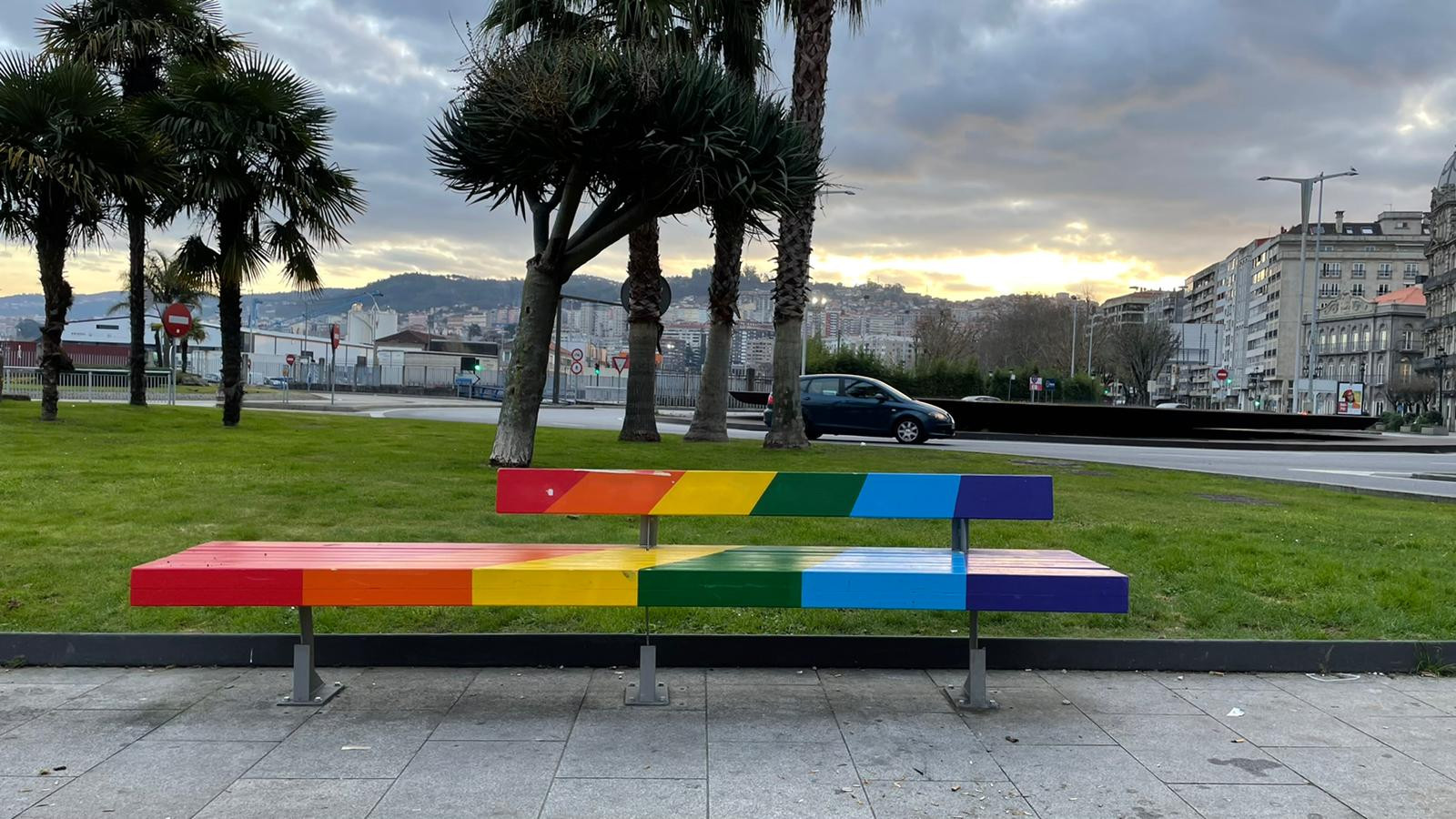 Banco LGTBI en memoria de Julio y AlDani. Imagen: Treintayseis