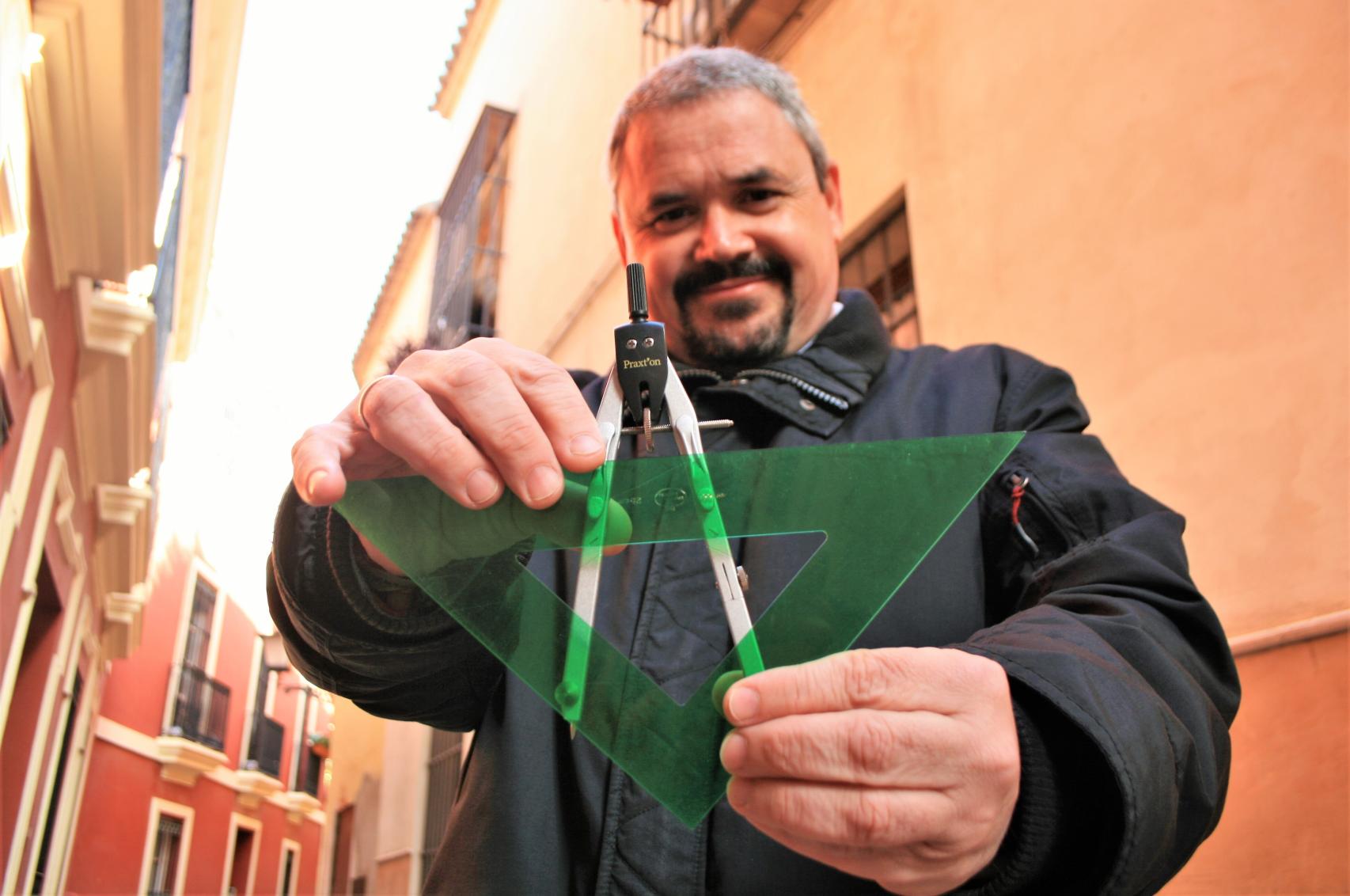 El asesor de Pedro Sánchez y maestro masón Antonio Hernández, con un compás y una escuadra, símbolos de rectitud en la masonería.