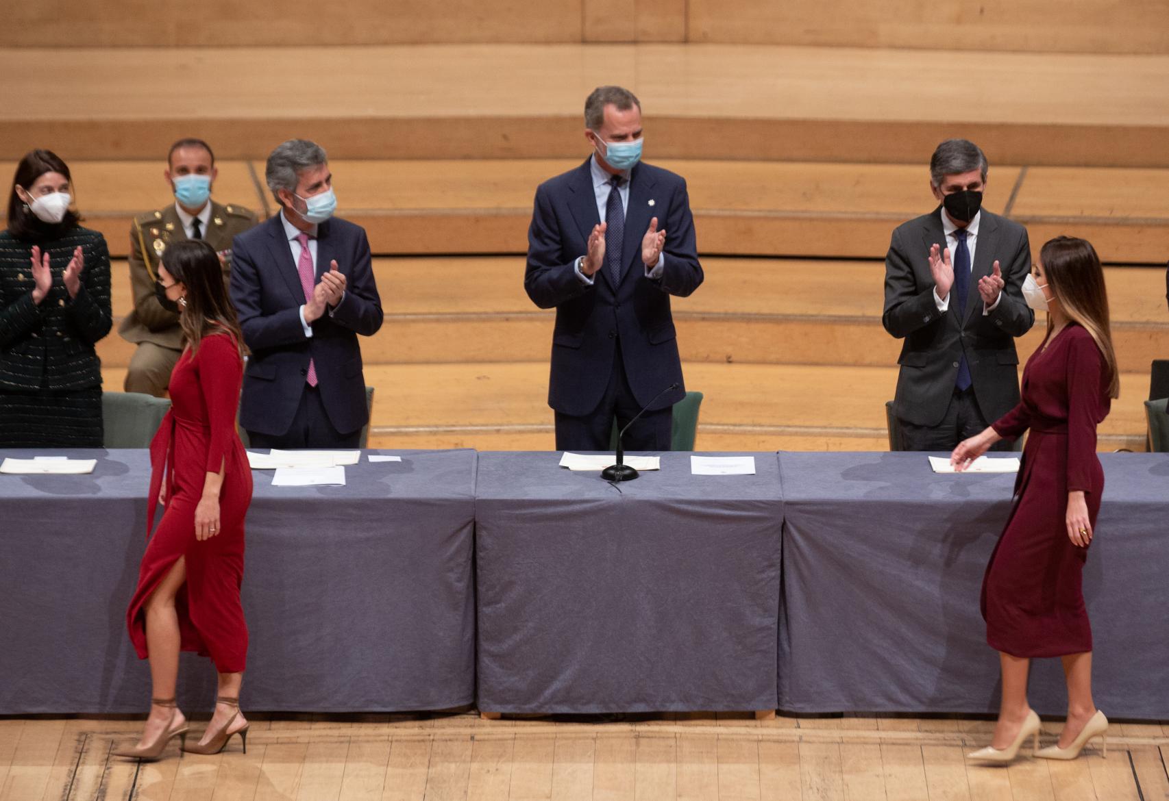 El rey Felipe VI entrega los despachos a dos juezas de la promoción 70 en Barcelona.