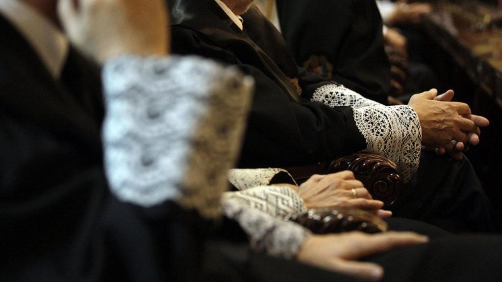 Imagen de las togas de los jueces.