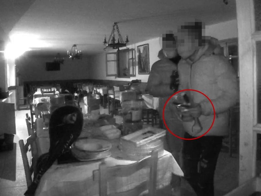 Imagen de los detenidos en pleno robo facilitada por la Guardia Civil