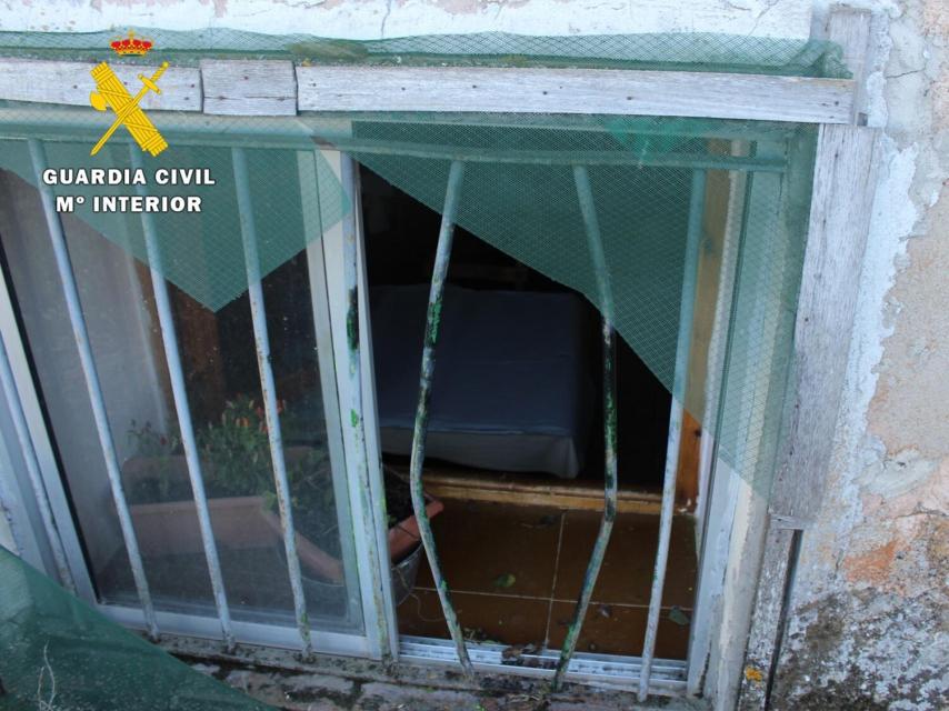 Una de las verjas forzadas facilitada por la Guardia Civil