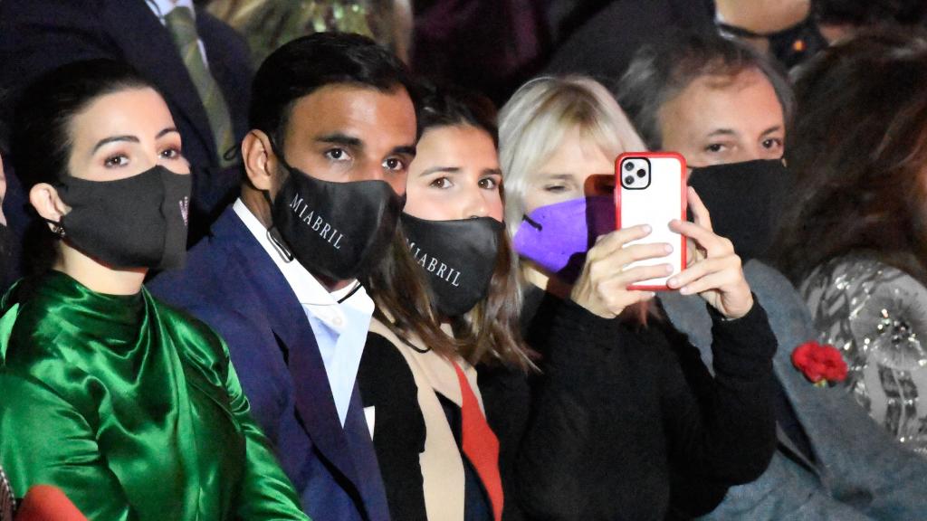 Manuel Vega y Tana Rivera en el 'front row' de Miabril, la firma de Lourdes Montes.