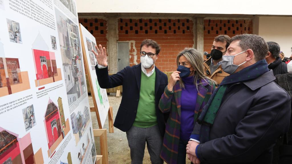 Emiliano García-Page, a la derecha, este viernes en Toledo.