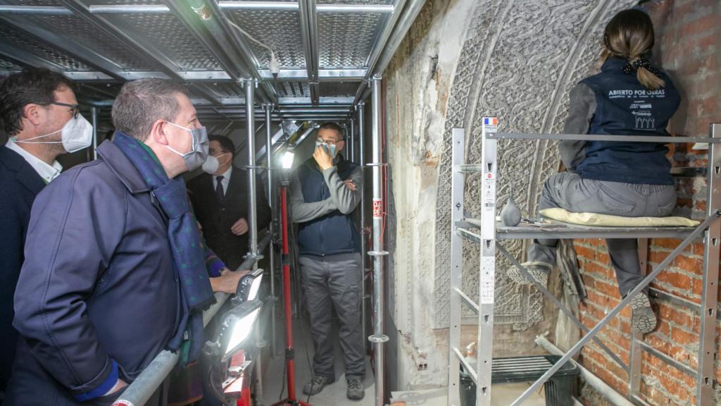 Emiliano García-Page observando las yeserías del 'Salón Rico'.