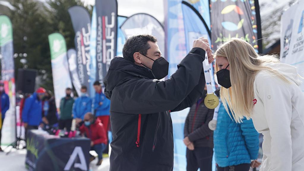El presidente andaluz entrega una Medalla.