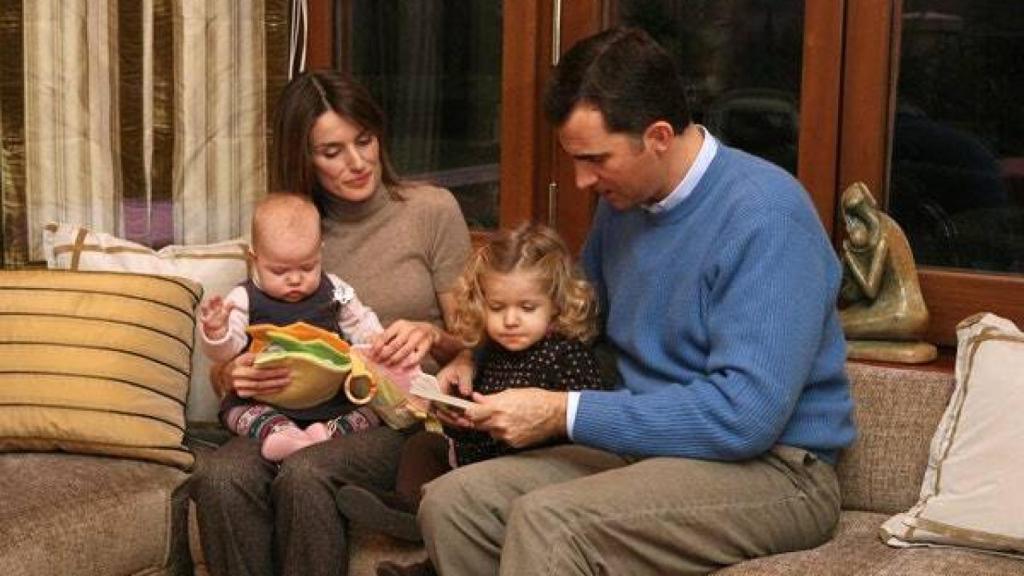 Los entonces príncipes Felipe y Letizia con sus hijas en Zarzuela.