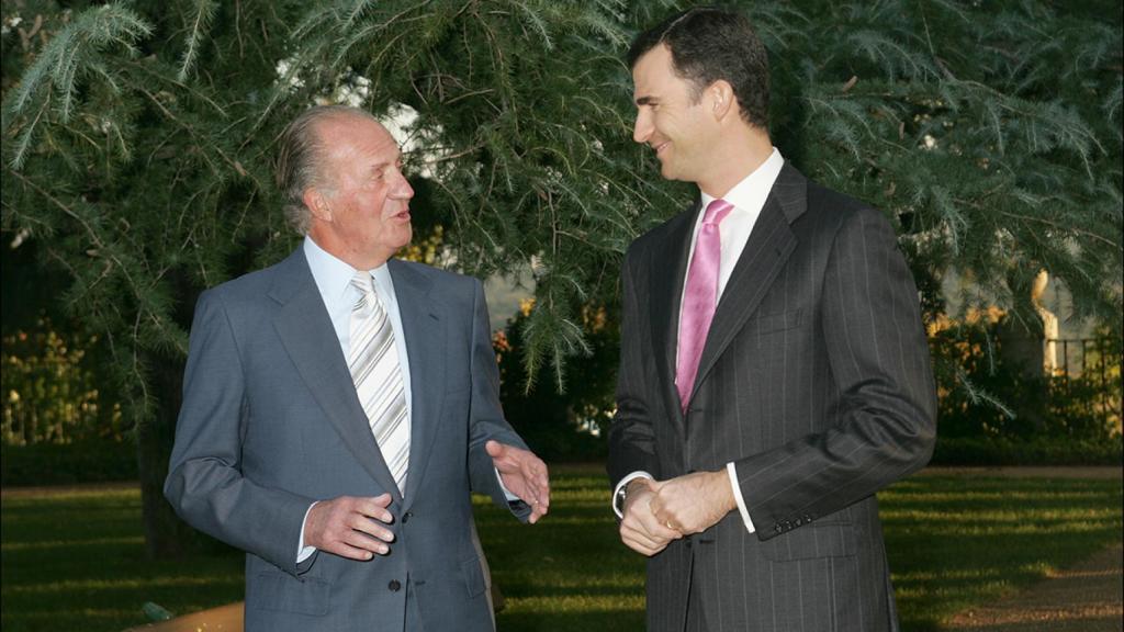 El rey Felipe VI y su padre el rey emérito, paseando por los jardines de la Zarzuela.