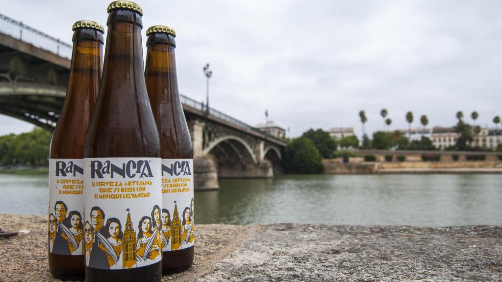 Tercios de Rancia con el Puente de Triana de fondo.
